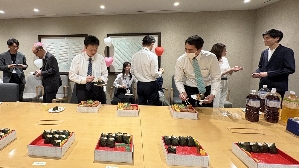 エキスパートオフィス新橋交流会で談笑する会員様