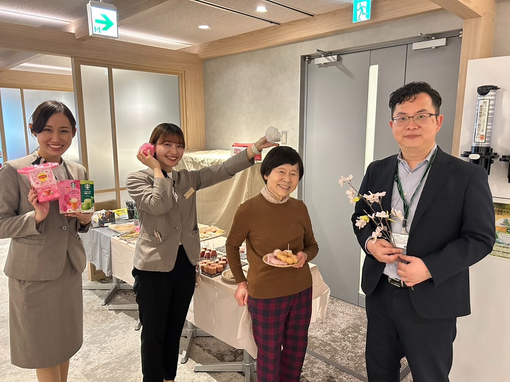 会員様と受付の記念撮影