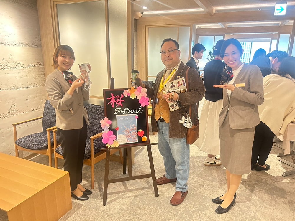 受付と会員様の記念撮影②