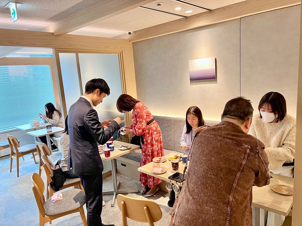 エキスパートオフィス会員様の名刺交換の様子